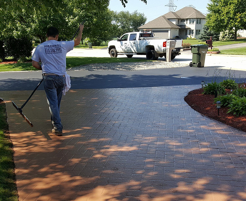 Residential driveway sealcoating and crack filling service in Machesney Park IL