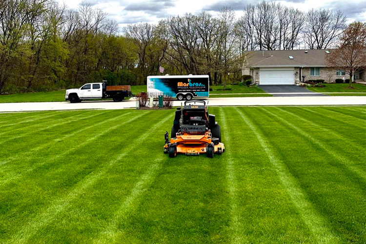 Weekly residential lawn mowing and edge trimming services in Rockford IL